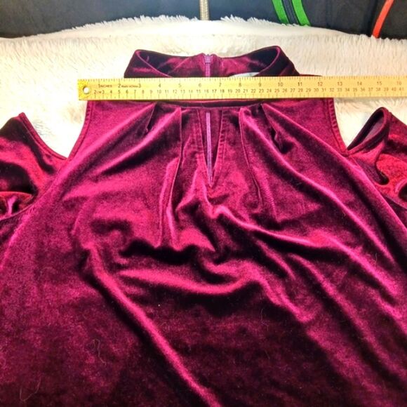 Neiman Marcus Red Velvet Blouse Key Hole Neck Open Shoulder Long Sleeve Large... - Picture 7 of 12